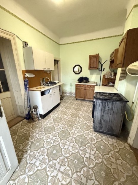 Elad� 85 nm-es Fel�j�tand� Csal�di h�z B�lcske