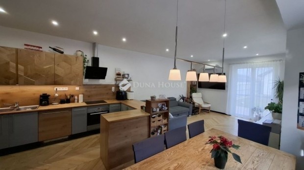 Elad� 85 nm-es h�z �csa