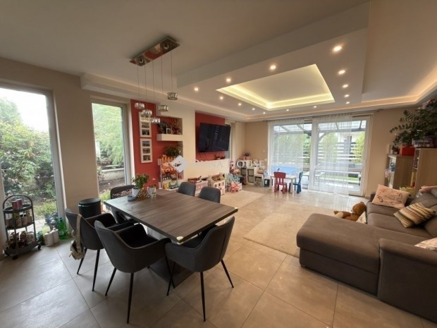 Elad� 85 nm-es lak�s Nagytarcsa