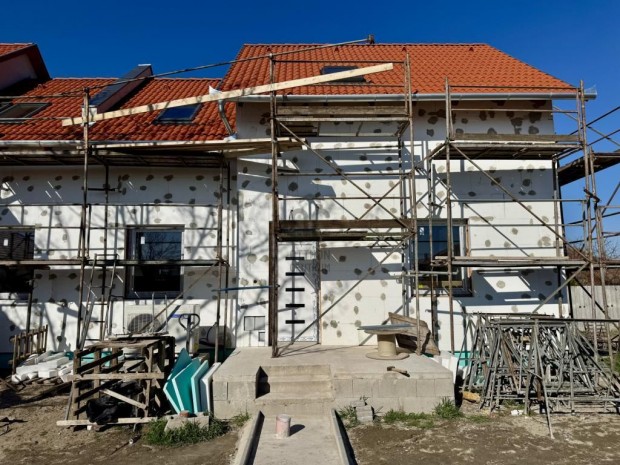 Elad� 86 nm-es lak�s Cegl�d