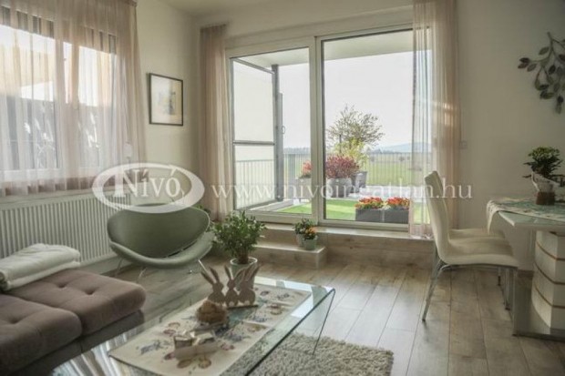 Elad� 88 nm-es t�gla lak�s Veszpr�m