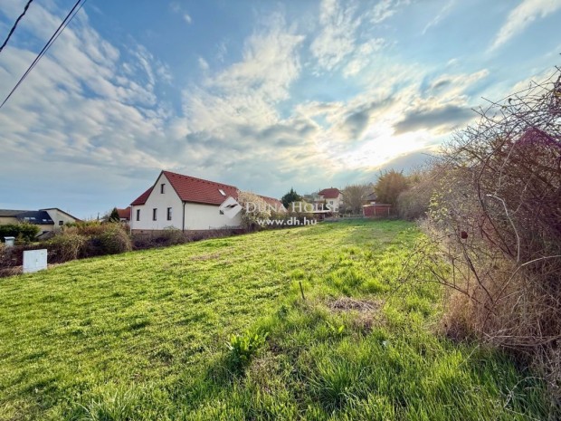 Elad� 890 nm-es telek Fels��rs