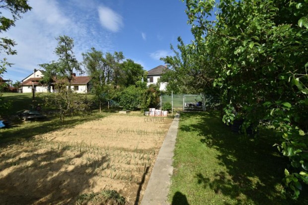 Elad� 890 nm-es telek S�rhida