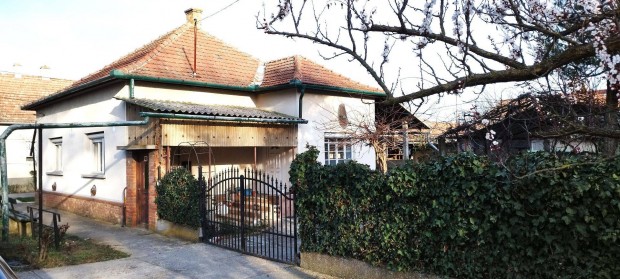 Elad� 90 m2-es csal�di h�z 894 m2-es telken Algy�n