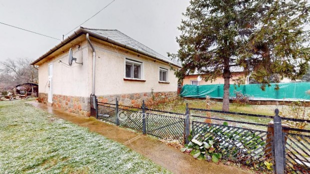 Elad� 90 m2-es csal�di h�z Sziksz�!