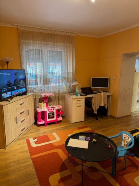 Elad� 90 nm-es Csal�di h�z V�cszentl�szl�