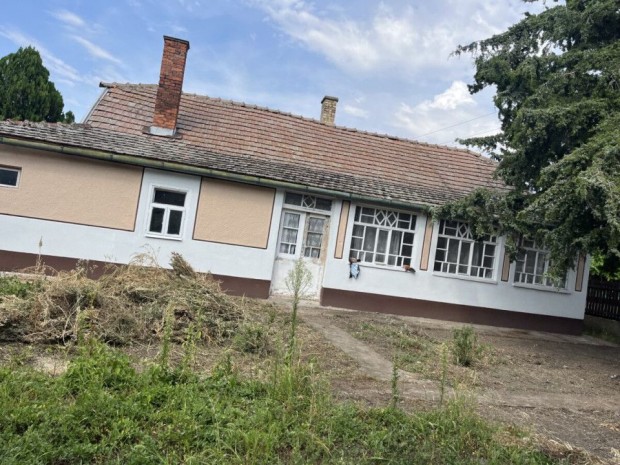 Elad� 90 nm-es Fel�j�tand� Csal�di h�z N�dudvar