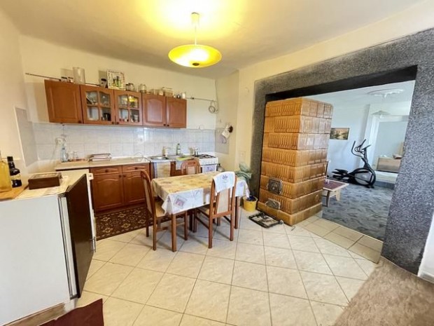 Elad� 90 nm-es Fel�j�tand� Csal�di h�z Paks