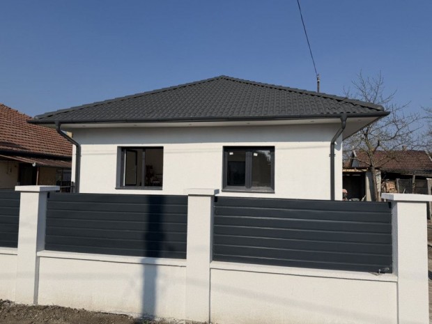 Elad� 90 nm-es Fel�j�tott Csal�di h�z Gyula