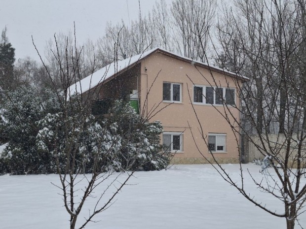 Elad� 90 nm-es Fel�j�tott Csal�di h�z Hajd�szoboszl�