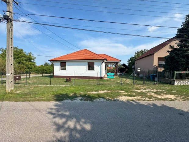 Elad� 90 nm-es Fel�j�tott Csal�di h�z Mez�ny�r�d