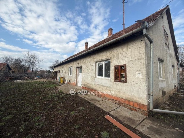 Elad� 90 nm-es h�z Szabadk�gy�s