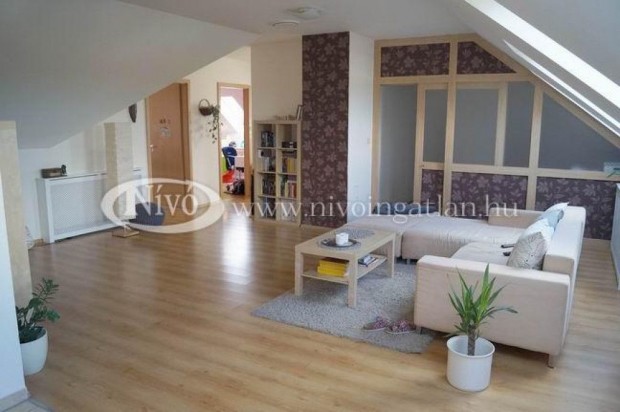 Elad� 90 nm-es t�gla lak�s Veszpr�m