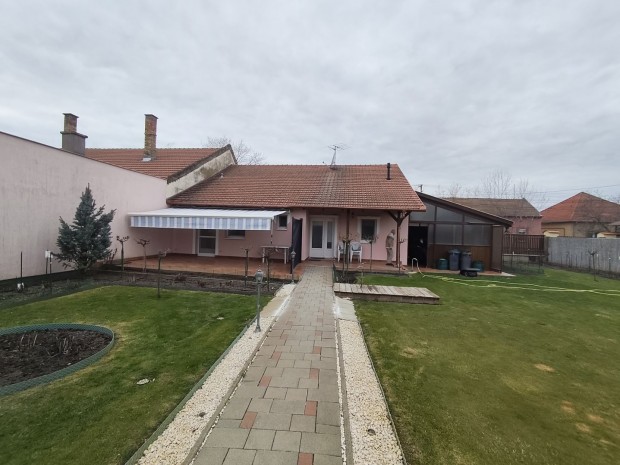 Elad� 92 m2 csal�di h�z, Csongr�d