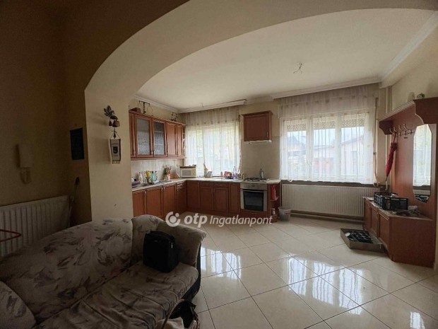 Elad� 93 nm-es h�z P�pa