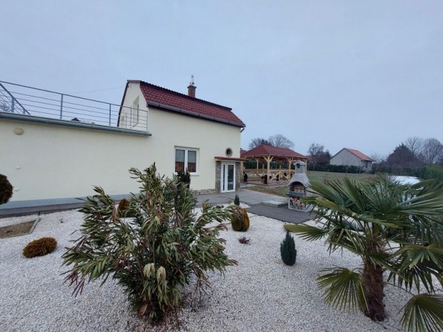 Elad� 93m2-es, teraszos csal�di h�z Aranyhegyen.