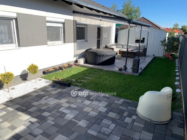 Elad� 94 nm-es h�z D�legyh�za