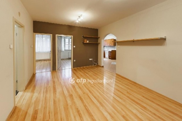 Elad� 94 nm-es lak�s Eger