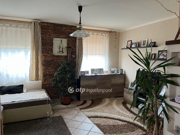 Elad� 95 nm-es h�z Nagyt�lya