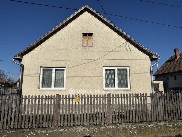 Elad� 95 nm-es h�z Poroszl�