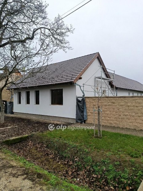 Elad� 95 nm-es h�z Szeksz�rd