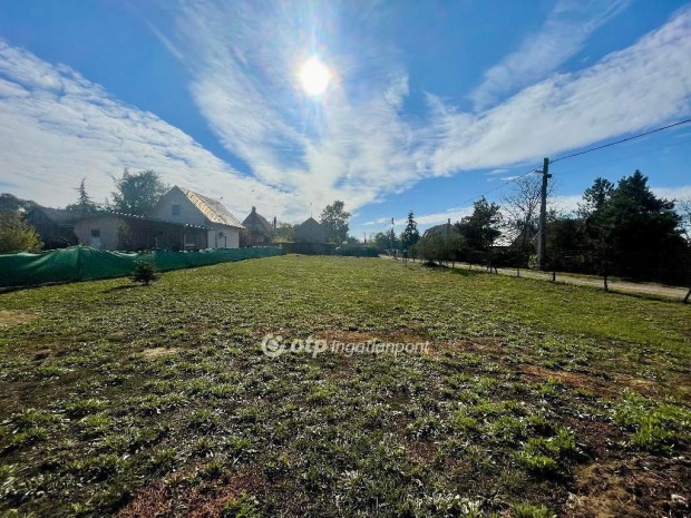 Elad� 962 nm-es telek Debrecen