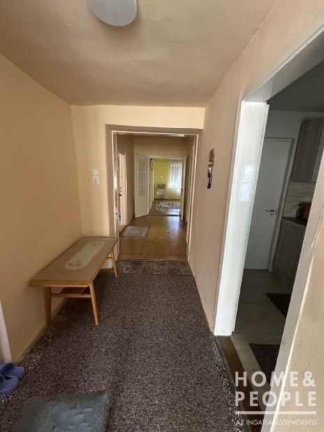 Elad� 98 nm-es Csal�di h�z Szeged Bakt�