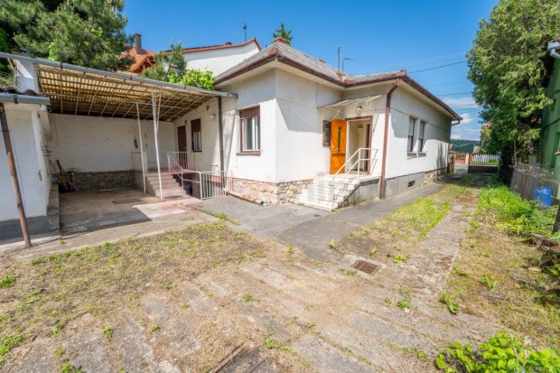 Eladó 98 nm-es Felújítandó Családi ház Pécs