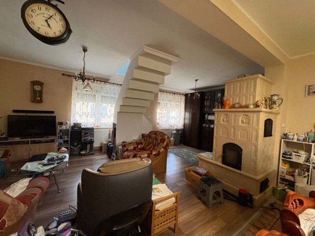 Elad� 98 nm-es Fel�j�tott Csal�di h�z Sz�kesfeh�rv�r