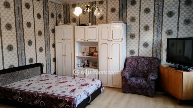 Elad� 98 nm-es h�z J�szf�nyszaru