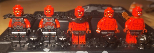 Eladó 9 darab Lego Nexo knights figura+ néhány kiegeszítő