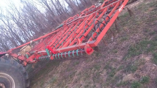 Elad� 9 m-es Kverneland mag�gyk�sz�t�