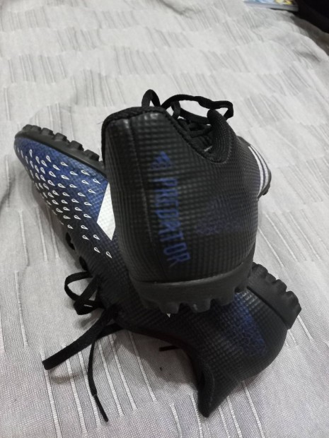 Eladó Adidas Predator műfüves foci cipő