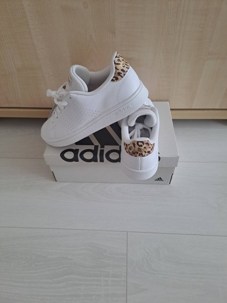 Eladó Adidas cipő. Új. Méret 37,5.