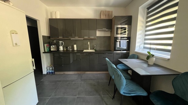 Elad� Ajkai lak�s