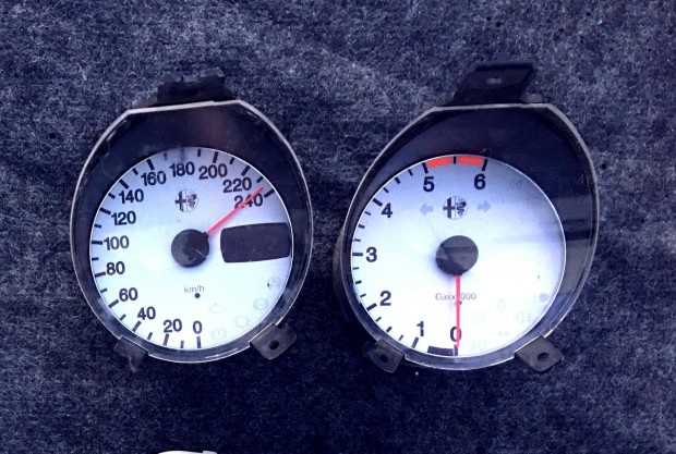 Eladó Alfa 156 km óra efordulatszám mérő 7000ft/db. Bp/posta