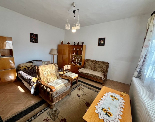 Elad� �lmosd k�zpontj�hoz k�zeli utc�ban egy 50 nm-es csal�di h�z!