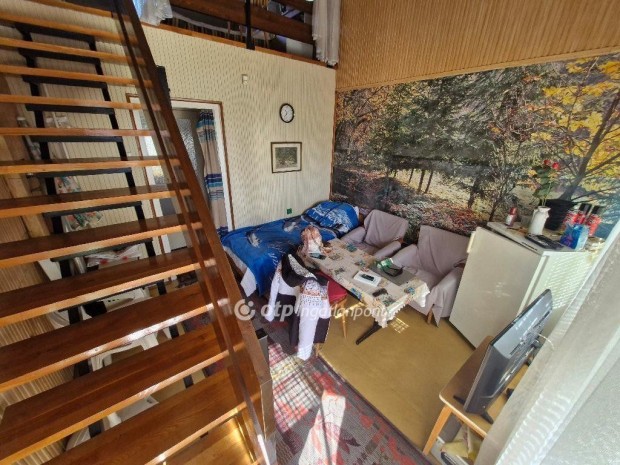 Elad� Apartman, Domb�v�r