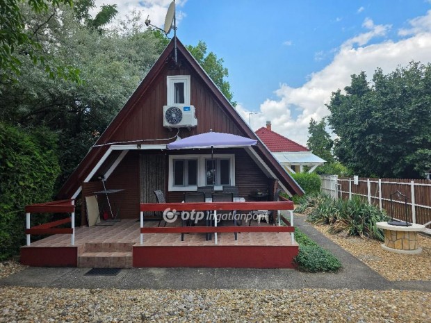 Elad� Apartman, Hajd�szoboszl�