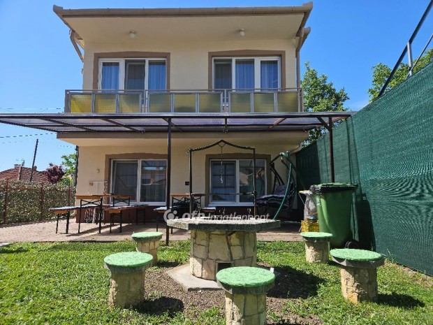 Elad� Apartman, Hajd�szoboszl�
