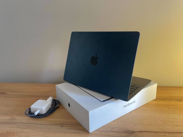 Elad Apple Macbook Air M3 2024 13,6" Liquid Retina jfekete sznben