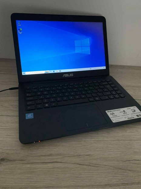 Eladó Asus E402M Laptop