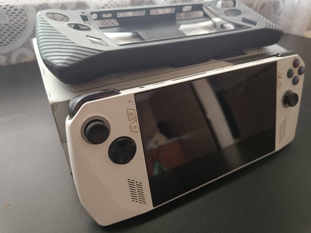 Eladó Asus Rog Ally kézi konzol