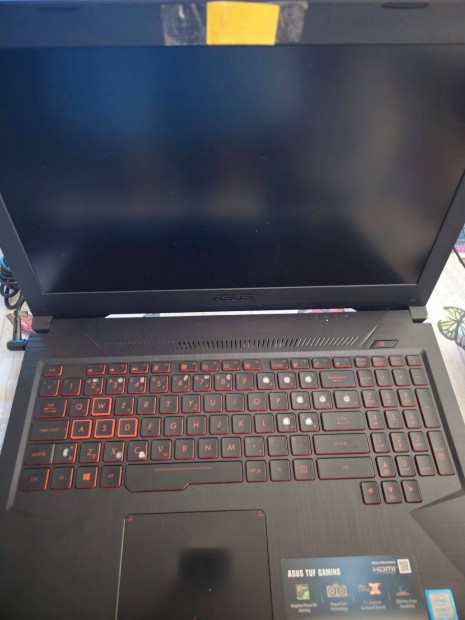 Elad Asus Tuf FX504GD gamer laptop