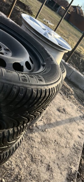 Eladó Autó Gumi Garnitúrák Jó Állapotban