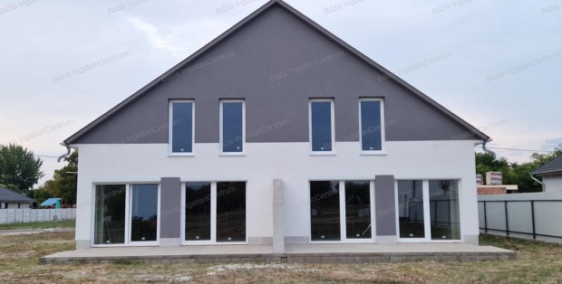 Elad� Baja kertv�rosi r�sz�ben egy modern,��j�p�t�s� ikerh�z