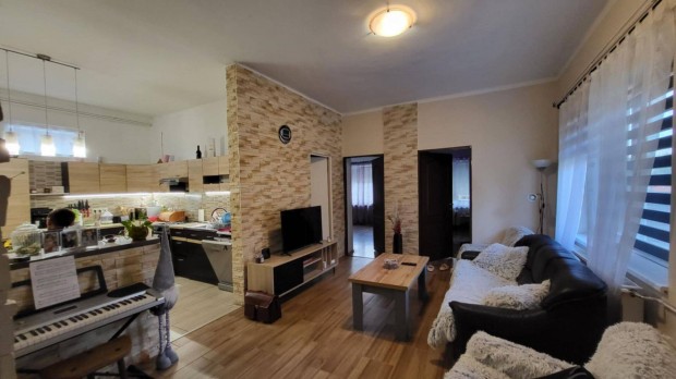 Elad� Balatonhoz k�zeli csal�di h�z Kisap�tiban!