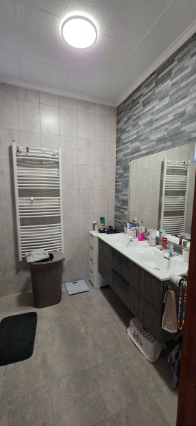 Elad� Baracson egy 114nm-es, 2+2f�lszob�s, f�ldszintes csal�di h�z