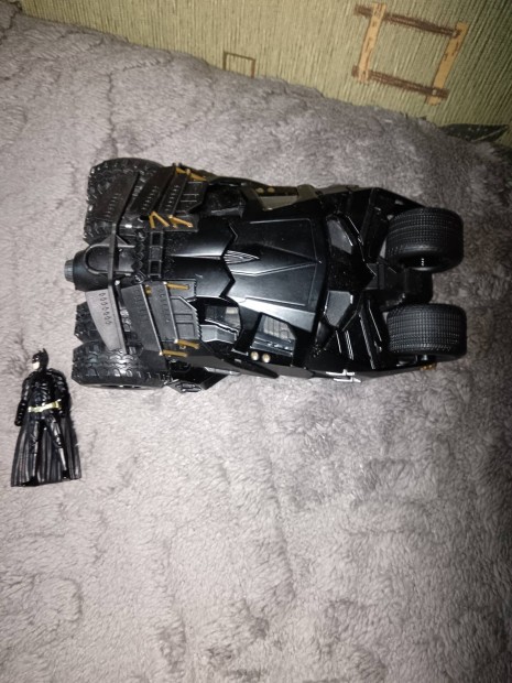 Elad Batmobile 1:24 kicsi Batman figurval 