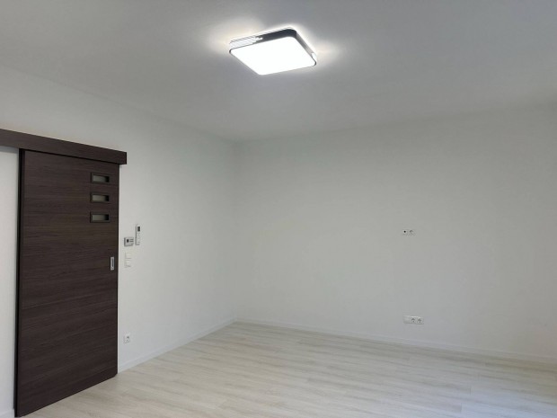 Elad� Belv�rosi Lak�s G�d�ll�n